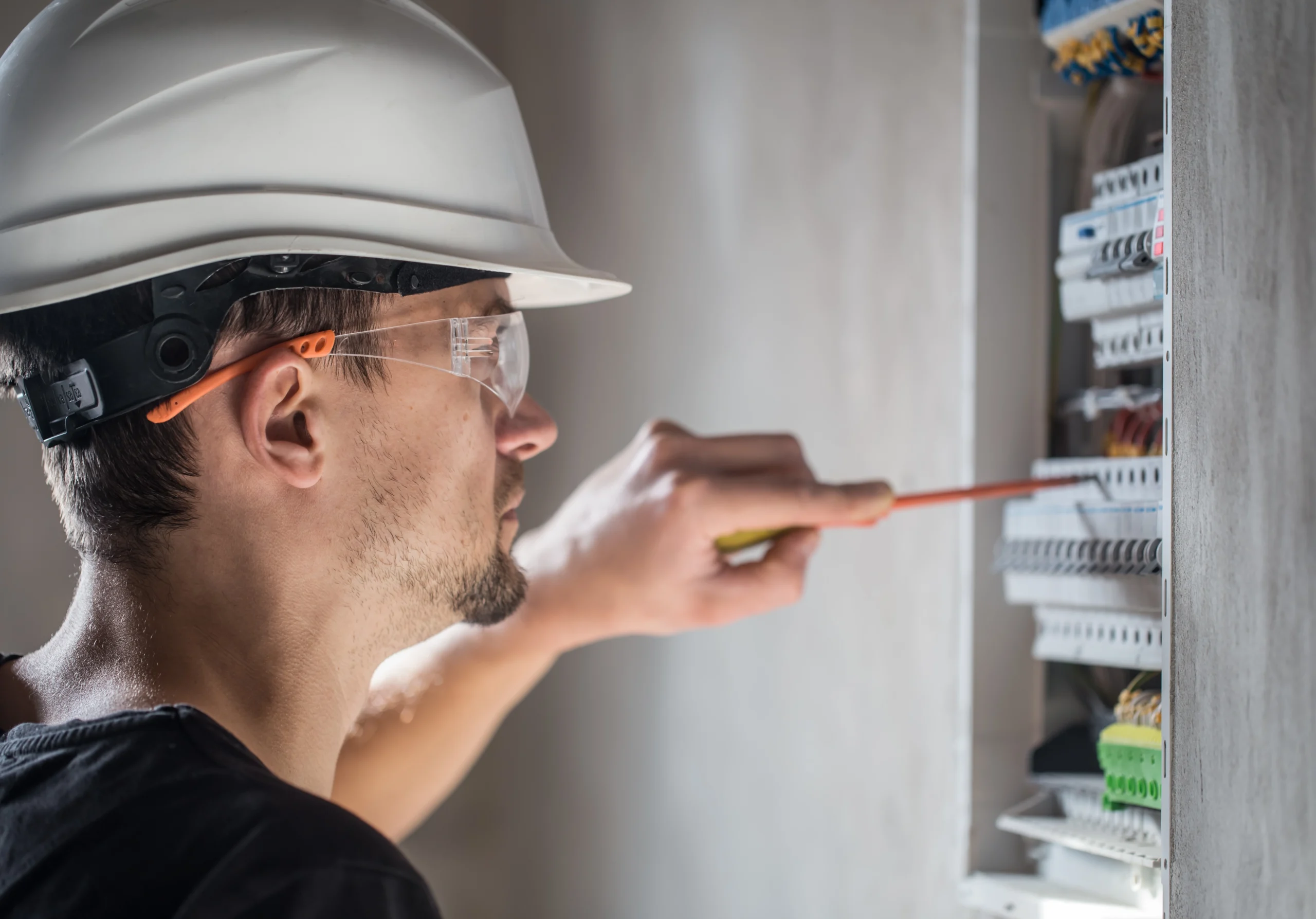 elsta electricista reparando cuadro eléctrico
