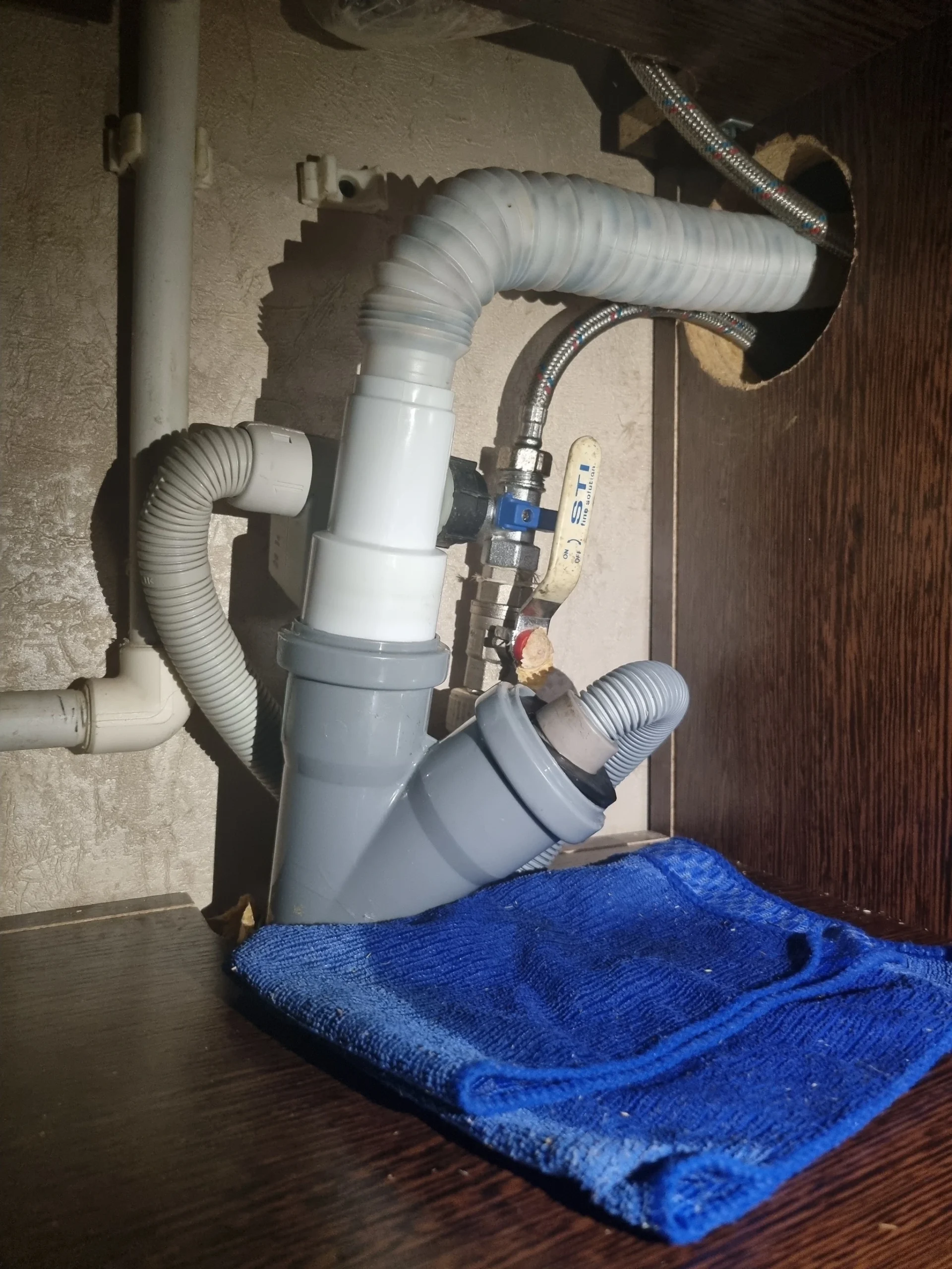 fuga agua qué hacer en fregadero cocina