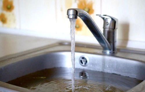 desatascar fregadero rápido con métodos caseros